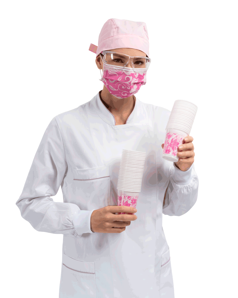 Arzthelferin in Schutzkleidung und Mundschutz flower-rosa