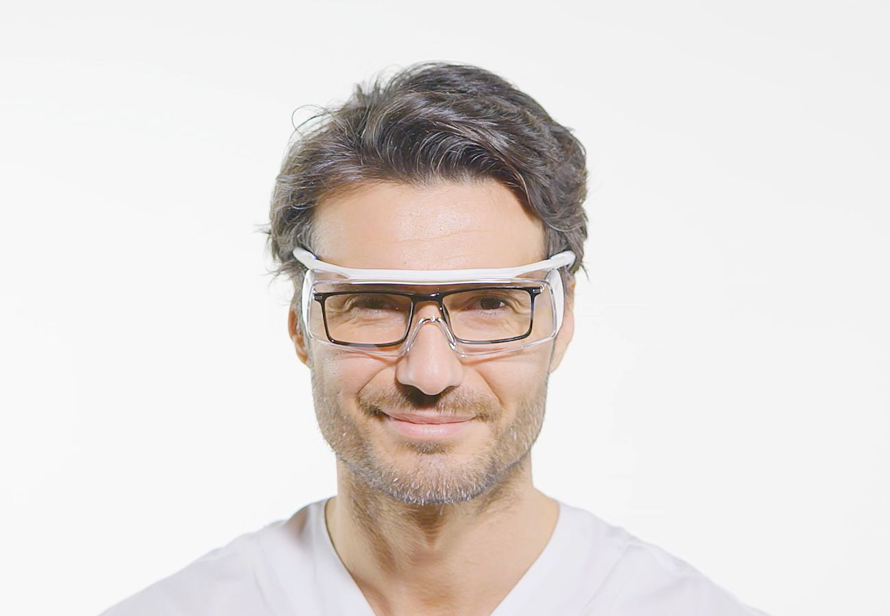 Euronda Schutzbrille Cube getragen
