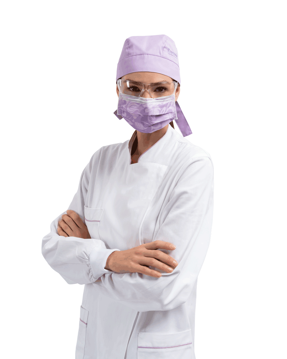 Arzthelferin in Schutzkleidung und Mundschutz flower-lila