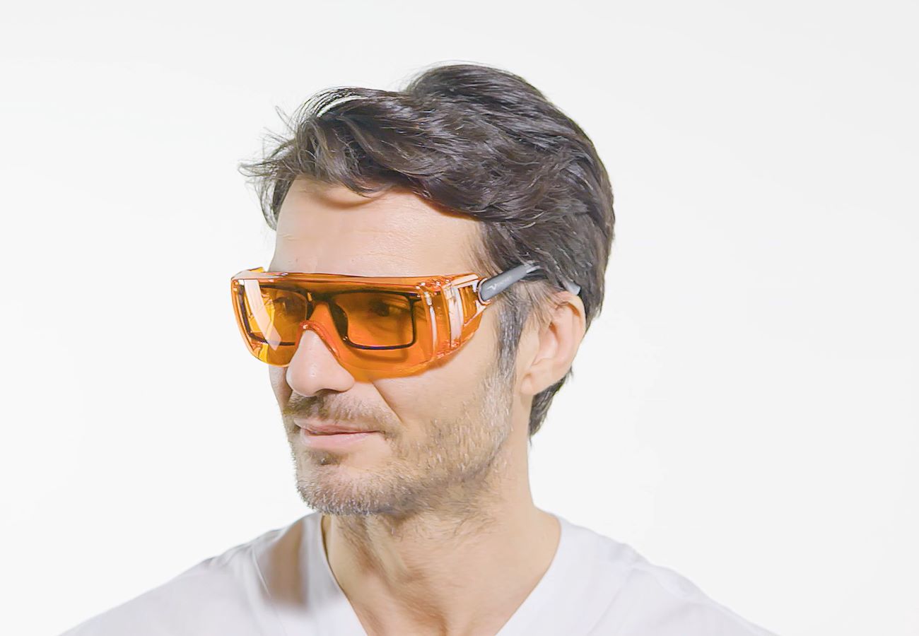 Eurnda Schutzbrille Light orange getragen