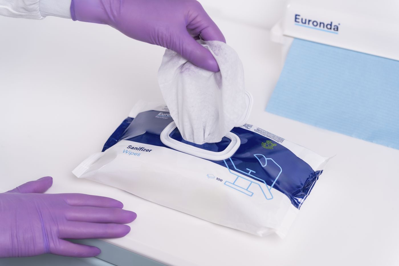 Entnahme eines Sanifizer Wipes Desinfektionstuchs aus der Spenderpackung