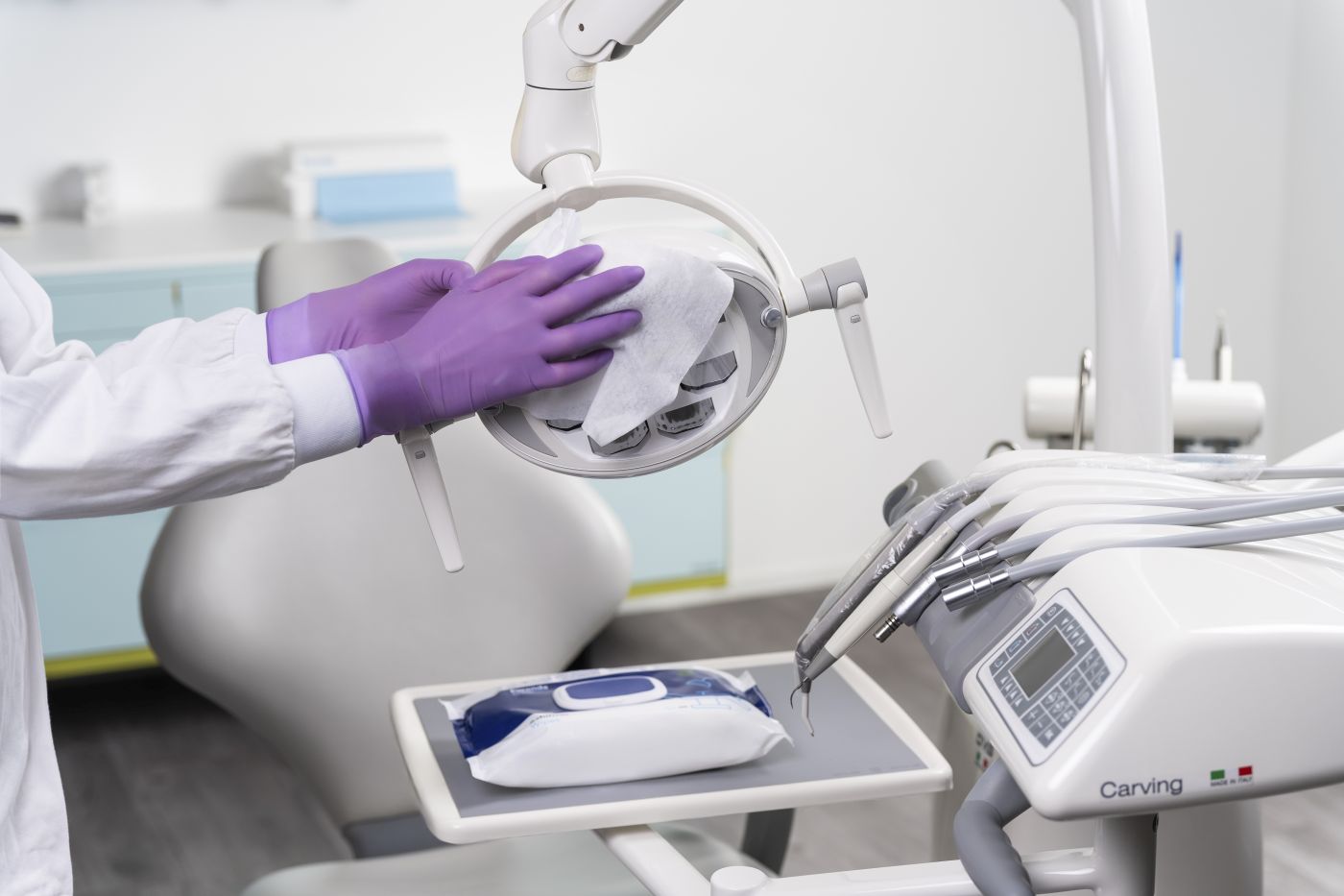 Sanifizer Wipes Desinfektionstuch im Einsatz an einer Dentaleinheit