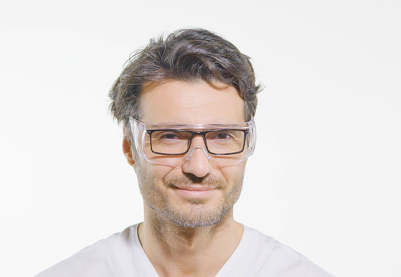 Euronda Schutzbrille Light getragen