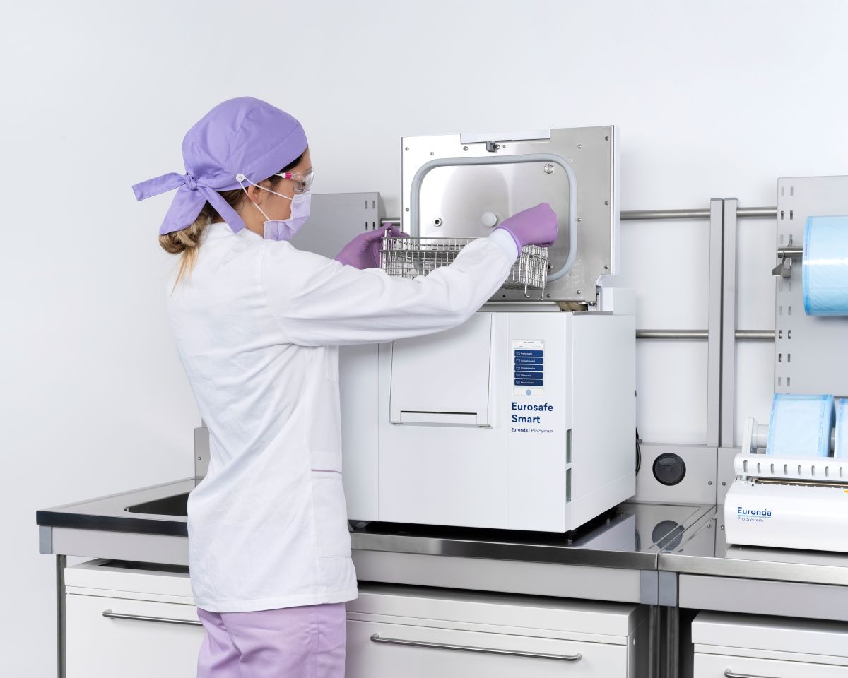 Hygienefachkraft belädt Ultraschallreinigungsgerät Eurosafe Smart mit Instrumenten