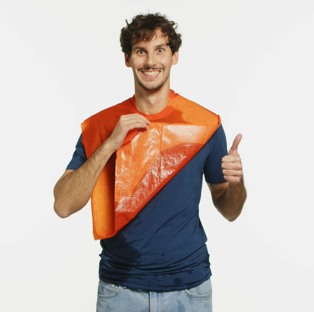 Mann mit Bib Up! Umhang freut sich über trockene Kleidung darunter