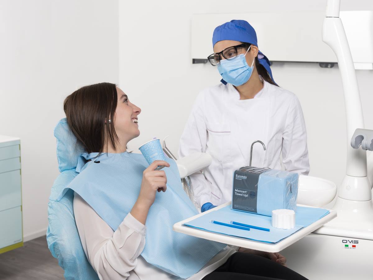 Zahnarztzimmer mit Monoart Praxisbedarf blau