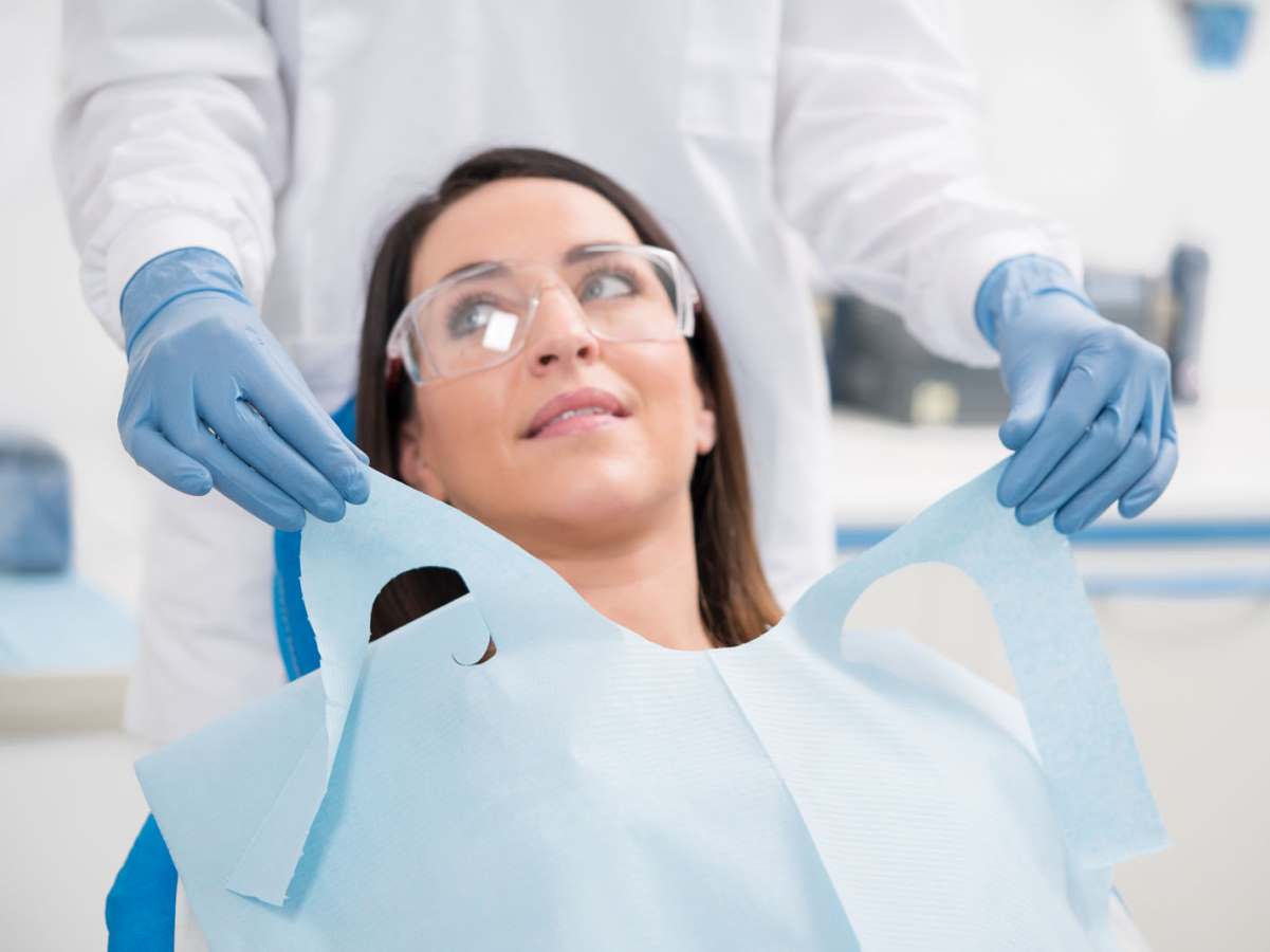 Zahnarztbehandlung mit Euronda Patientenumhang blau